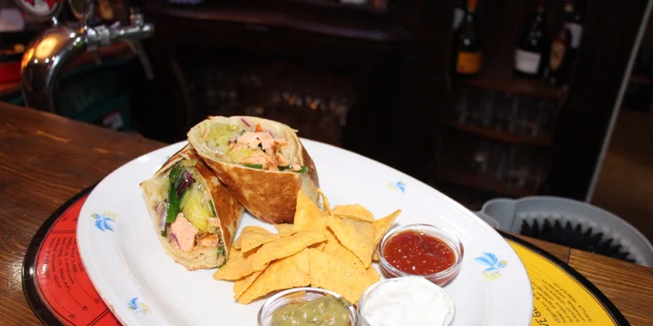 Mexické menu: Hovězí či lososové burrito s nachos a trojicí sals