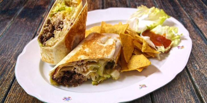 Mexické menu: Hovězí či kuřecí burrito s nachos a trojicí sals