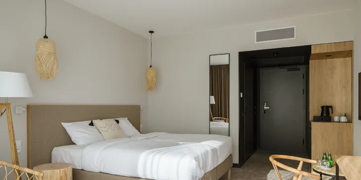 Zabydlíte v elegantně zařízeném pokoji Superior nebo rodinném apartmánu.