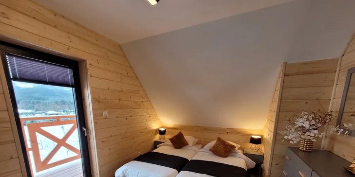 Samozřejmostí je ložní prádlo, ručníky, Wi‑Fi a parkování. Jistě vás potěší i balkon.