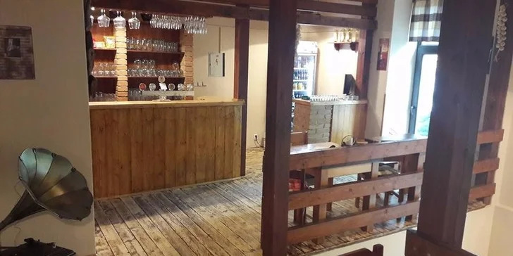 Dvě propečená kolena marinovaná v pivu včetně pečiva, křenu a hořčice