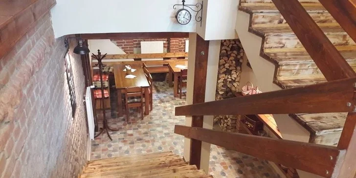 Dvě propečená kolena marinovaná v pivu včetně pečiva, křenu a hořčice