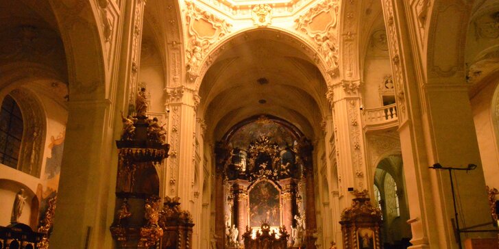 Noční koncerty při svitu svíček v nádherném kostele u Karlova mostu