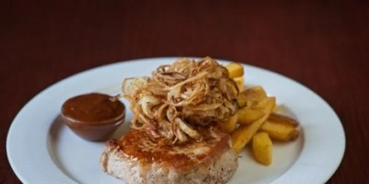 300g steak z krkovičky s přílohou a sladkou tečkou