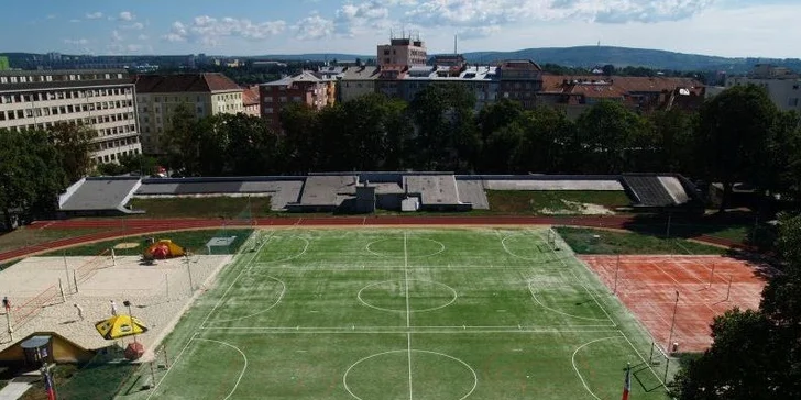 Zahrajte si plážový volejbal v centru Brna