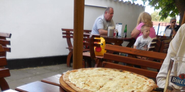 Posilněte se před cestou do zoo: Pizza a 2 drinky v Restauraci Altán