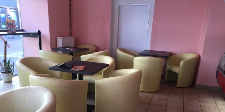 Ničím nerušená chvilka u kávy: Voňavý šálek a tiramisu