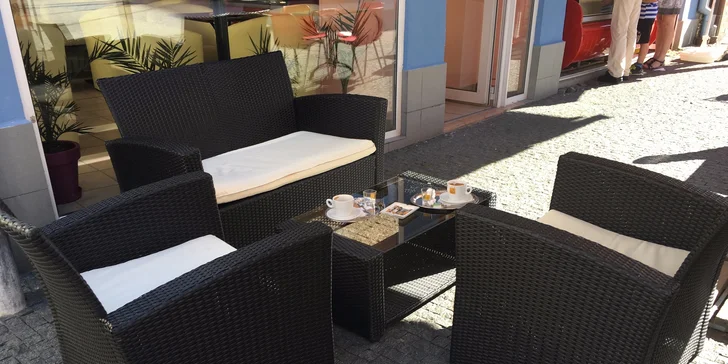 Ničím nerušená chvilka u kávy: Voňavý šálek a tiramisu