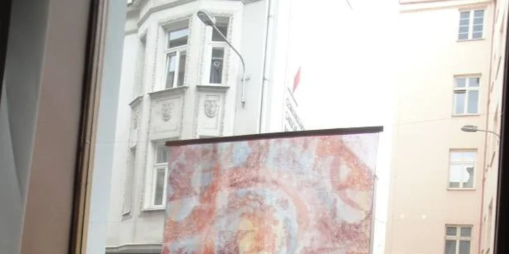 Zmrzlinový pohár s ovocem a pražená káva nebo svěží maltský nápoj Kinnie