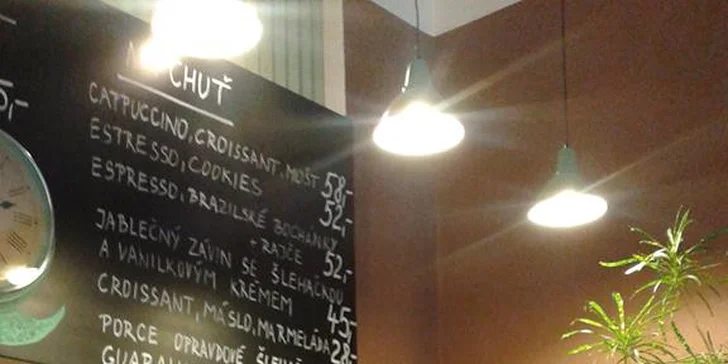 Zmrzlinový pohár s ovocem a pražená káva nebo svěží maltský nápoj Kinnie