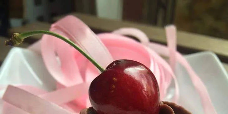 Zmrzlinový pohár s ovocem a pražená káva nebo svěží maltský nápoj Kinnie