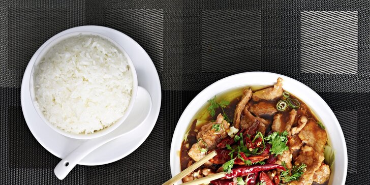 Ochutnejte pravou čínu: Polévka s taštičkami, pikantní vepřové a sezamové kuličky