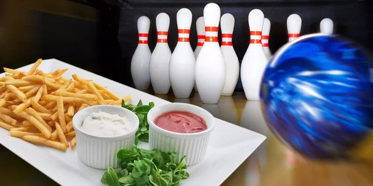 Hodinová zábava na bowlingu a pořádná hranolková nálož