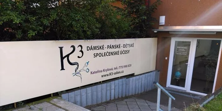 Střih a regenerační zábal vlasů s konečnou úpravou