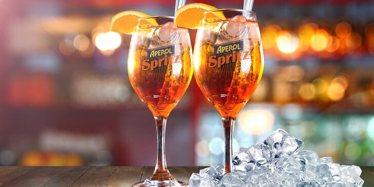 Hvězda mezi drinky: Dvě skleničky osvěžujícího Aperolu Spritz