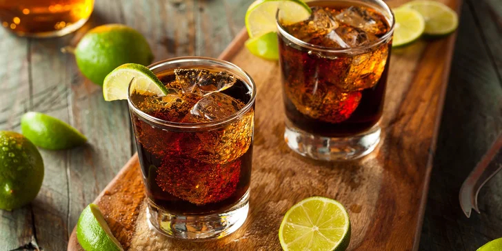 Dva koktejly Cuba Libre v tréninkové kavárně Garden café Taussig