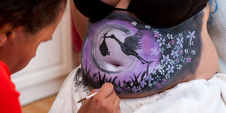Krásná vzpomínka pro maminky: Malování na těhotenské bříško