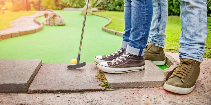 Zahrajte si minigolf u zámku Kozel s drahou polovičkou nebo přáteli