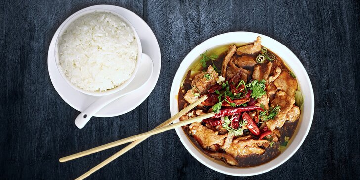 Ochutnejte pravou čínu: Polévka s taštičkami, pikantní vepřové a sezamové kuličky