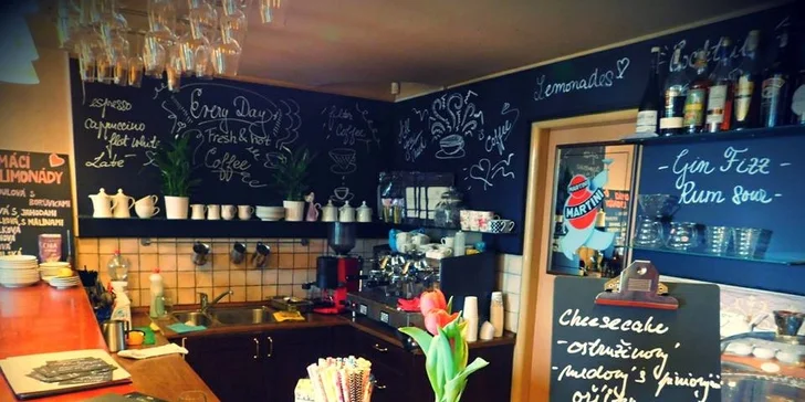 Dva kelímky plné kávy z Café 1920 – stylového podniku v srdci Mladé Boleslavi
