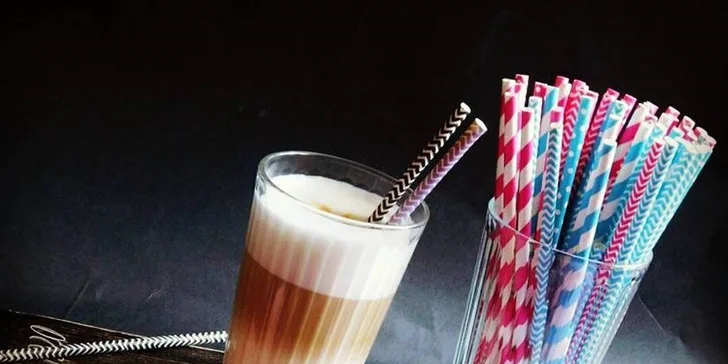 Dva kelímky plné kávy z Café 1920 – stylového podniku v srdci Mladé Boleslavi