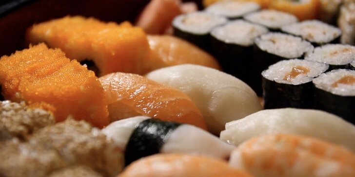 Dokonalá chuť asijských specialit – 28 až 72 kusů sushi a plněných taštiček