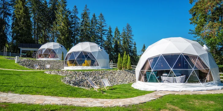 Užijete si totiž unikátní pobyt v Mountain Glamp – kupolích uprostřed lesa, ze kterých se můžete kochat výhledem na polskou stranu Tater.