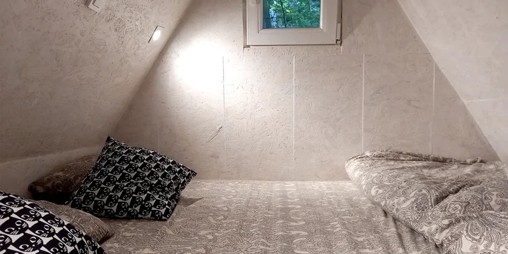 Celé horní patro slouží jako velká postel pro pohodové spaní (180 × 200 cm). 