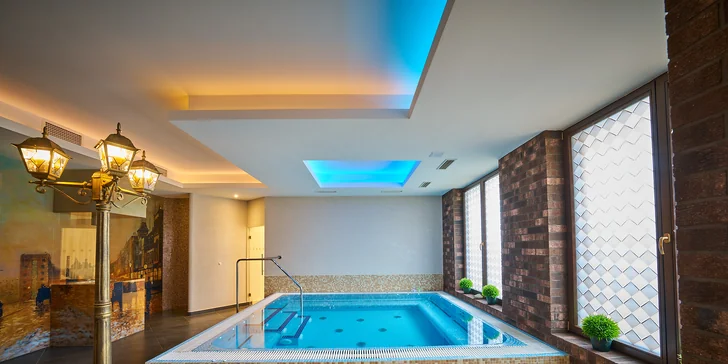 A keby vám verejné wellness nestačilo, môžete si prenajať privátnu zónu s vírivkou a saunou alebo si doobjednať niektorú z ponúkaných masáží či procedúr.