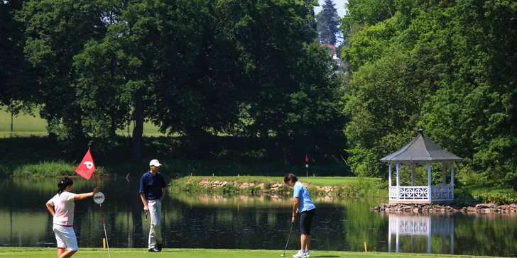 Patříte mezi vášnivé golfisty? Pro vás je připravený balíček ve vstupem na golfové hřiště, které je součástí zámecké zahrady. 