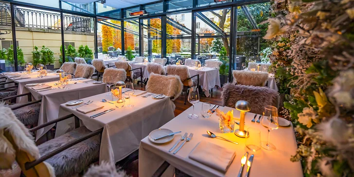 Rezervujte si stůl v luxusní restauraci Le Grill, kde si pro vás připravili degustační hostinu o třech chodech.