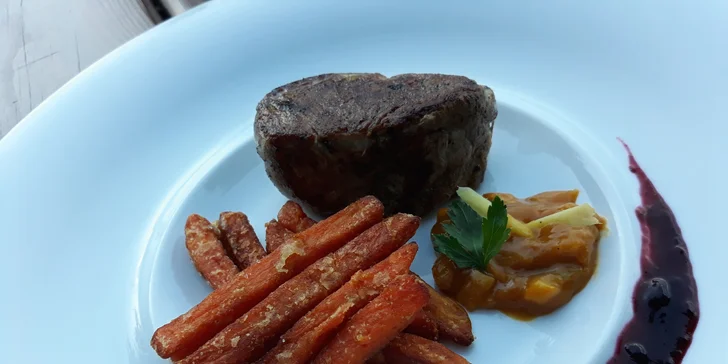 Vepřová panenka s chutney z manga a zázvoru, batátové hranolky