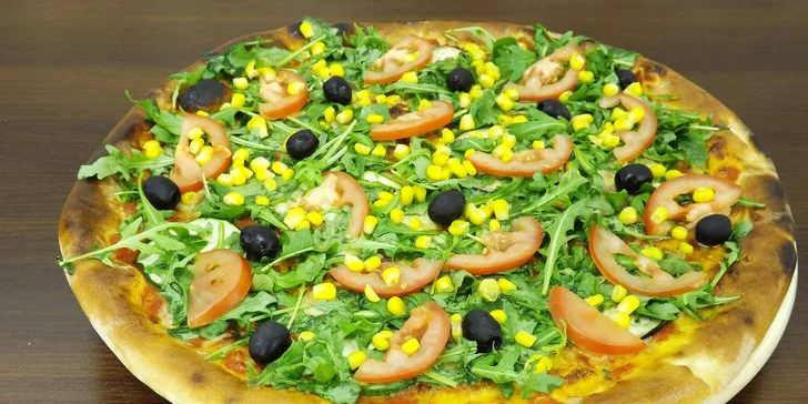 Pizza má průměr 40 cm, je to tedy pořádný koláč.