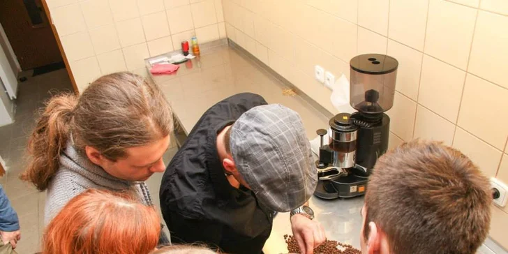 Exkurze do pražírny kávy, ochutnávka i balíček arabiky domů