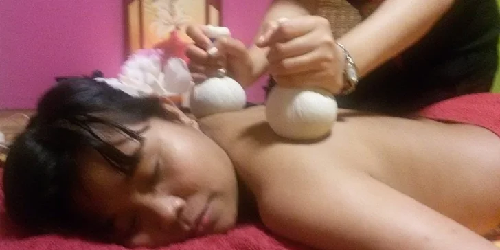 Olejová terapeutická thajská masáž prováděna asijskou masérkou