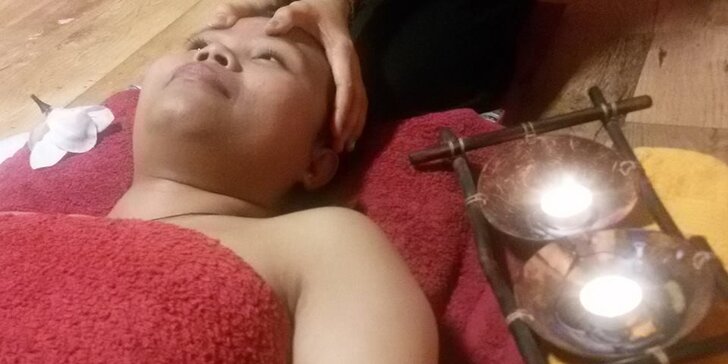 Olejová terapeutická thajská masáž prováděna asijskou masérkou
