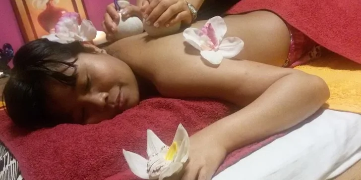 Olejová terapeutická thajská masáž prováděna asijskou masérkou
