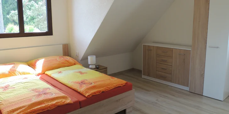 Ložnice jsou jak s manželskými, tak s oddělenými lůžky.