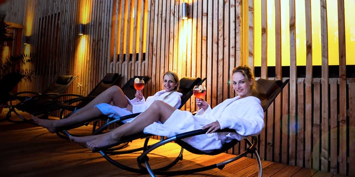 Letní noční saunování s mezinárodními "mistry ručníku" a delikatesami na grilu