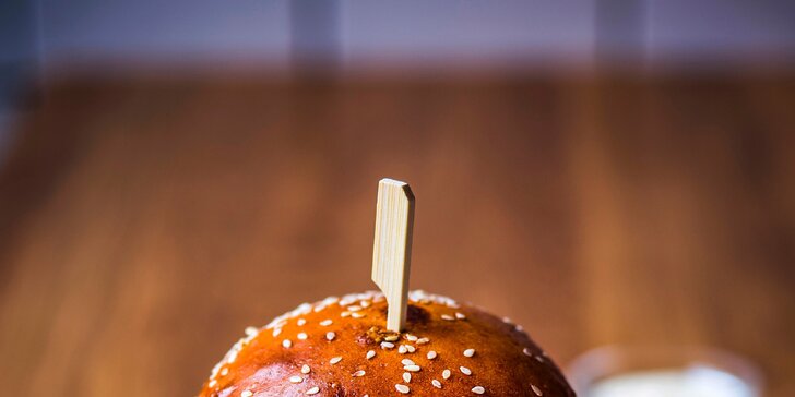 Hovězí nebo vegetariánský burger a půllitr pivka Benedict v zásobené pivotéce