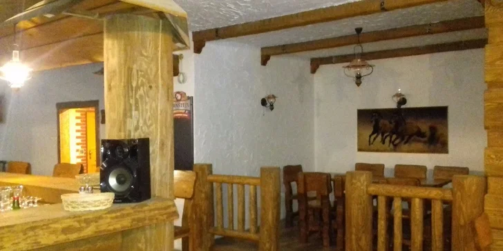 Stravování probíhá ve stylových prostorách.