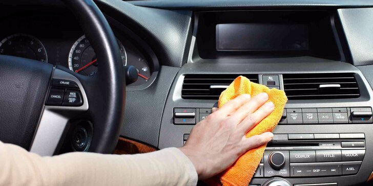 Profesionální ruční mytí interiéru vozidla včetně tepování