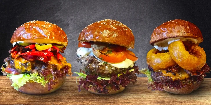 Naducané burgery z Tom's Burger včetně hranolků a salátu Coleslaw