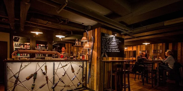 Pořádná porce jídla: Hovězí nebo vegetariánský burger a půllitr piva Benedict
