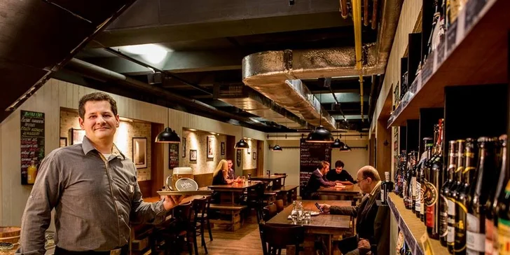 Pořádná porce jídla: Hovězí nebo vegetariánský burger a půllitr piva Benedict