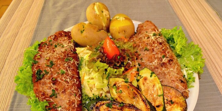 Plněná makedonská pljeskavice s opečenými bramborami v balkánské restauraci