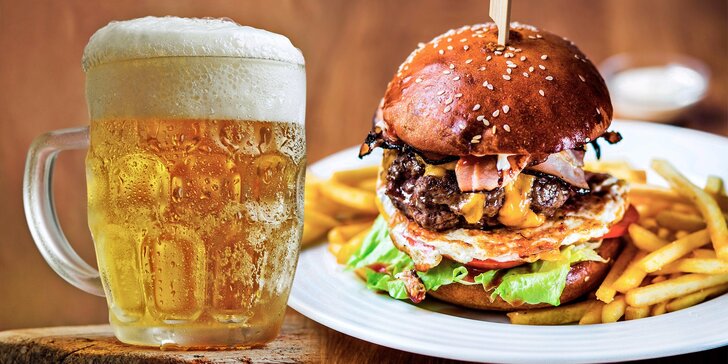 Pořádná porce jídla: Hovězí nebo vegetariánský burger a půllitr piva Benedict