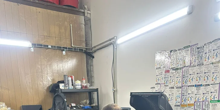 Vymění vám tu pneumatiky do velikosti 19". 