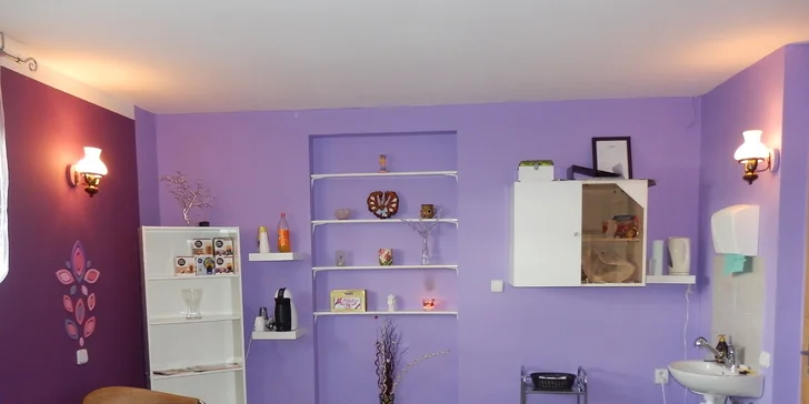Klasická mokrá pedikúra s módním lakováním a zdobením nehtů