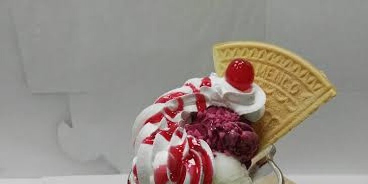 Pohár pro vítěze: Tři kopečky skvělé zmrzliny s čepicí domácí šlehačky